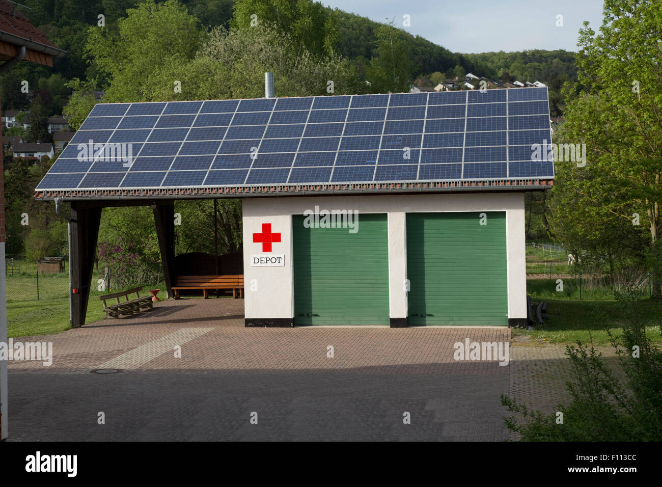 Grandi solari fotovoltaici sul tetto della stazione di ambulanza in Germania Foto Stock