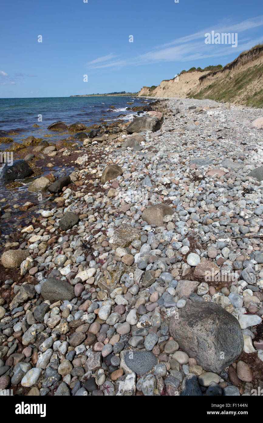 Spiaggia rocciosa e di morene scogliere a Voderup Klint sull isola di Aero, Danimarca Foto Stock