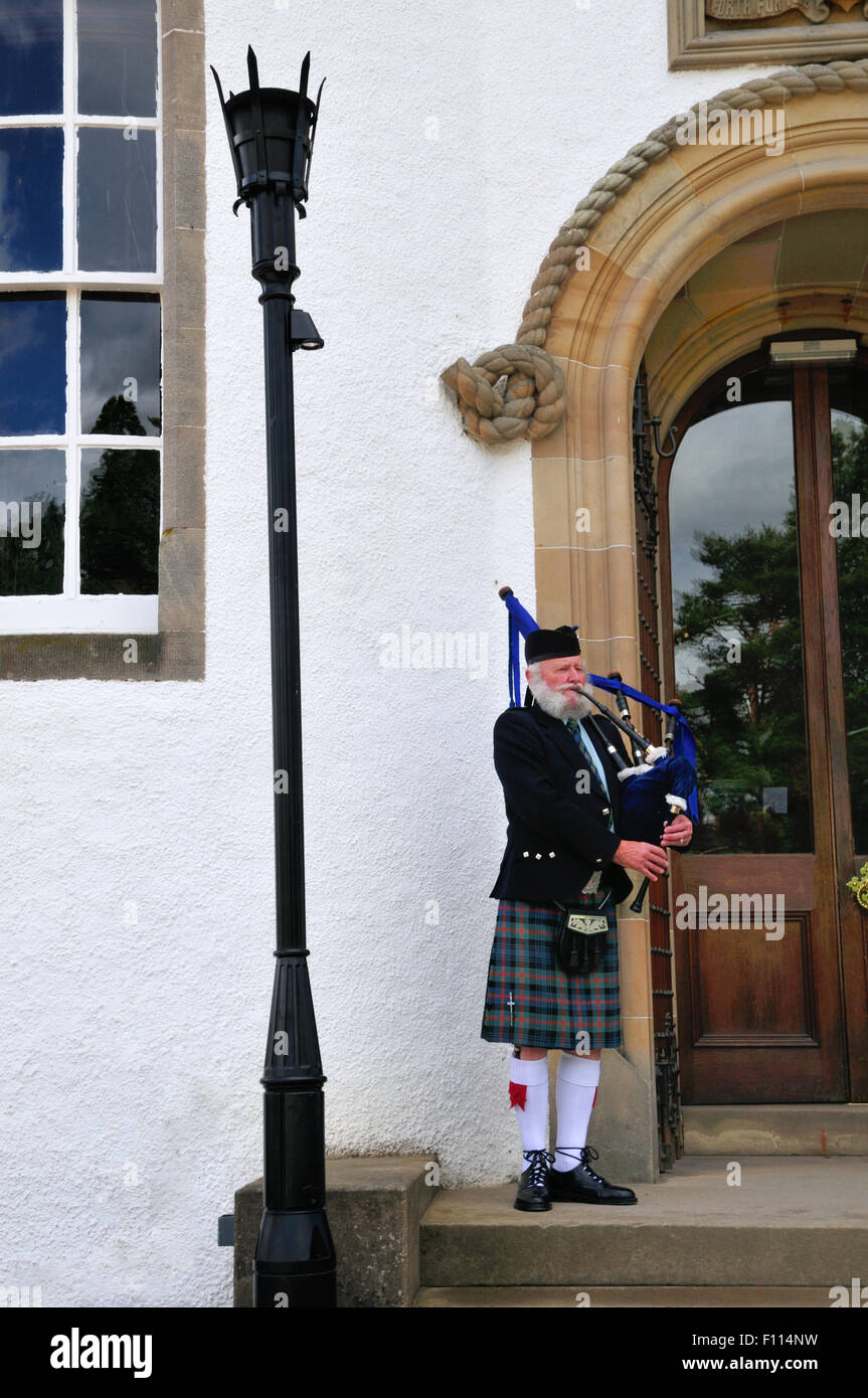 Bagpiper sui gradini del castello di Blair, Blair Atholl, Perthshire Scozia, Glen Garry Foto Stock