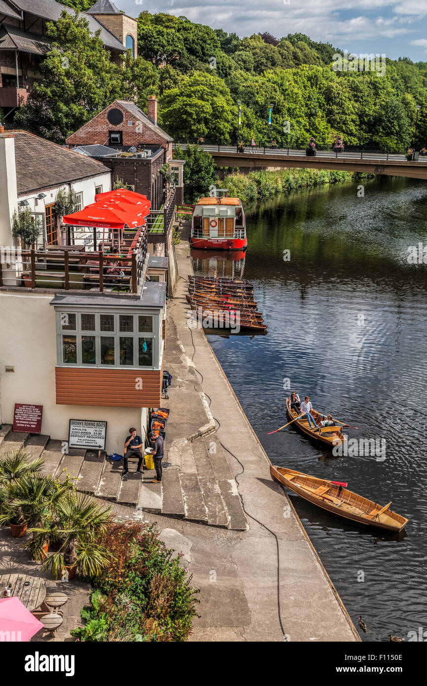 I canottieri sul fiume usura nei pressi di un cantiere navale nel centro della città di Durham Foto Stock