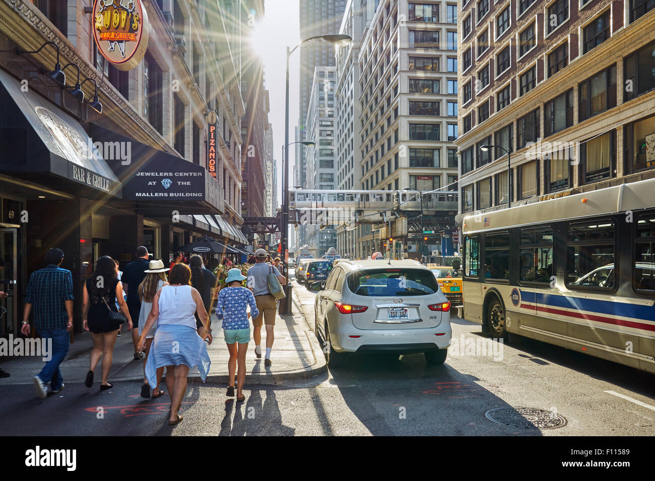 Madison Street nel centro cittadino di Chicago, IL Foto Stock