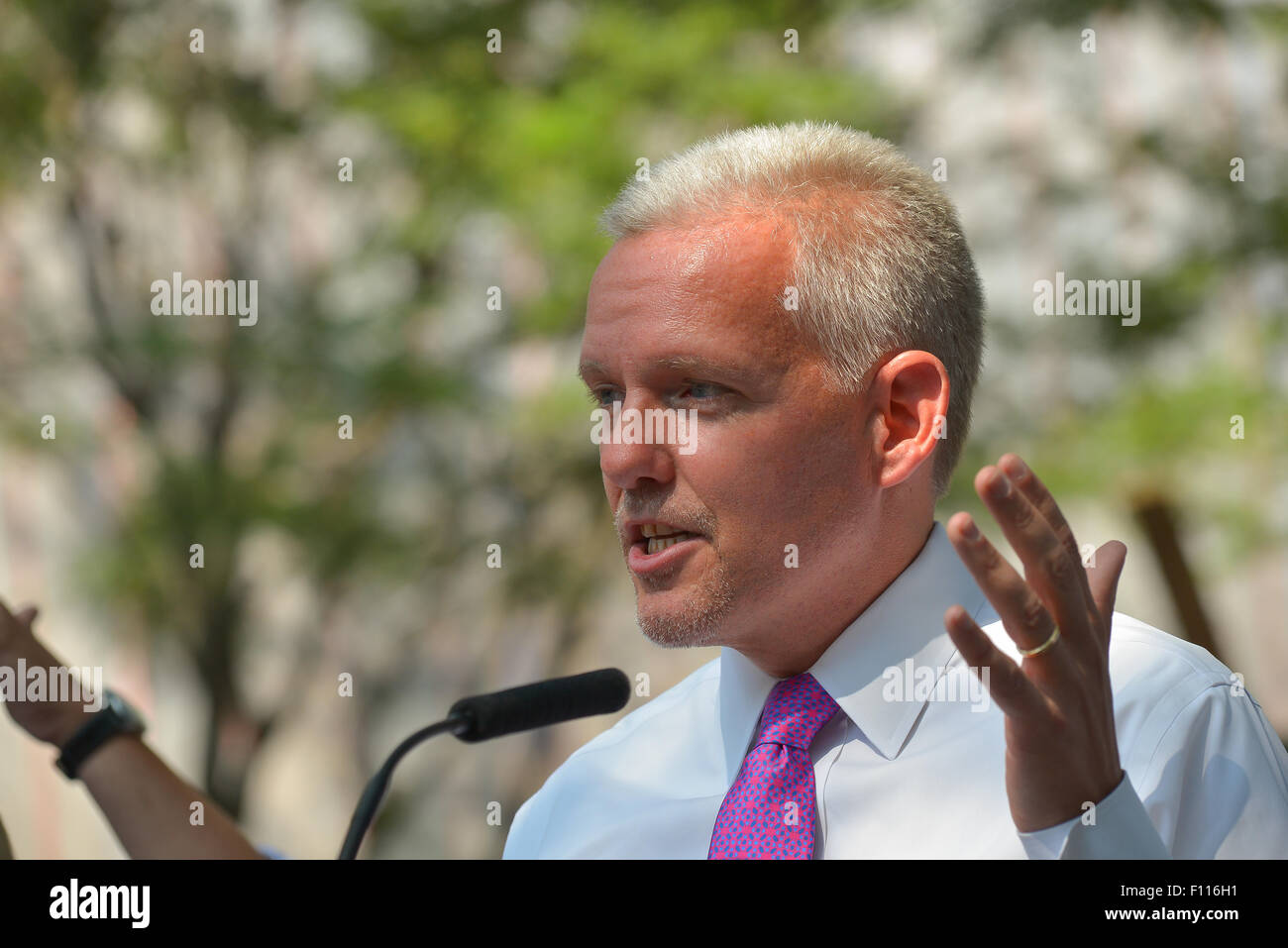 New York, Stati Uniti. 24 Ago, 2015. New York City membro del Consiglio e il leader della maggioranza del Jimmy Van Bramer, parla al NYCHA annuncio. Sindaco di Bill de Blasio uniti con selezionare federali, statali e locali di annunciare la sostituzione dei tetti a NYCHA Queensbridge case, le nazioni più vasto complesso di abitazioni e di spiegare gli obiettivi della "NextGeneration NYCHA' alloggiamento pubblico revamping. Credito: Albin Lohr-Jones/Pacific Press/Alamy Live News Foto Stock