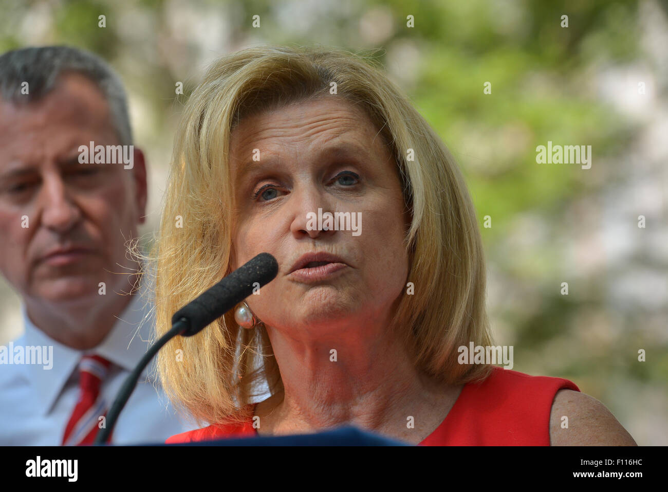 New York, Stati Uniti. 24 Ago, 2015. Stati Uniti Rappresentante Carolyn Maloney parla all'annuncio del nuovo alloggiamento pubblica iniziativa di finanziamento. Sindaco di Bill de Blasio uniti con selezionare federali, statali e locali di annunciare la sostituzione dei tetti a NYCHA Queensbridge case, le nazioni più vasto complesso di abitazioni e di spiegare gli obiettivi della "NextGeneration NYCHA' alloggiamento pubblico revamping. Credito: Albin Lohr-Jones/Pacific Press/Alamy Live News Foto Stock