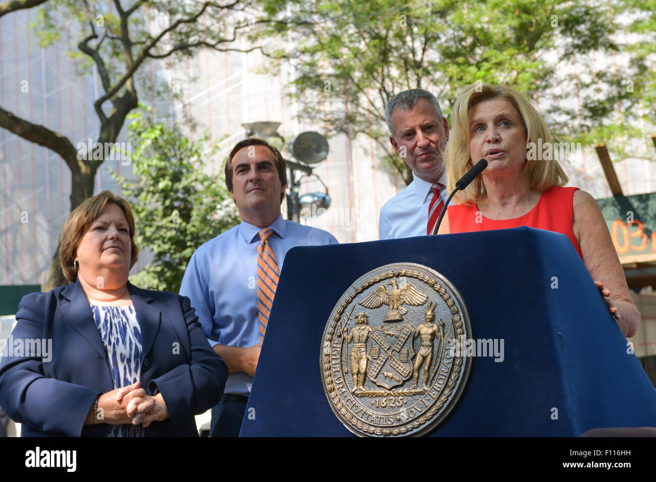 New York, Stati Uniti. 24 Ago, 2015. Stati Uniti Congressista Carolyn Maloney (destra) risolve la pressa al finanziamento NYCHA annuncio conferenza stampa. Sindaco di Bill de Blasio uniti con selezionare federali, statali e locali di annunciare la sostituzione dei tetti a NYCHA Queensbridge case, le nazioni più vasto complesso di abitazioni e di spiegare gli obiettivi della "NextGeneration NYCHA' alloggiamento pubblico revamping. Credito: Albin Lohr-Jones/Pacific Press/Alamy Live News Foto Stock