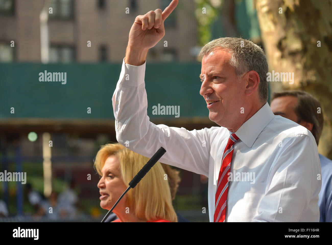 New York, Stati Uniti. 24 Ago, 2015. Sindaco di Bill de Blasio invita un membro della stampa all'inizio della conferenza stampa di off-topic q&a. Sindaco di Bill de Blasio uniti con selezionare federali, statali e locali di annunciare la sostituzione dei tetti a NYCHA Queensbridge case, le nazioni più vasto complesso di abitazioni e di spiegare gli obiettivi della "NextGeneration NYCHA' alloggiamento pubblico revamping. Credito: Albin Lohr-Jones/Pacific Press/Alamy Live News Foto Stock