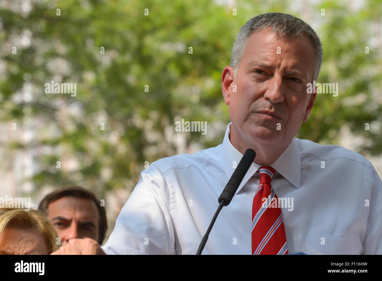 New York, Stati Uniti. 24 Ago, 2015. Sindaco di Bill de Blasio ascolta una domanda posta da un membro della stampa presso la sessione di domande e risposte in seguito alla NYCHA annuncio. Sindaco di Bill de Blasio uniti con selezionare federali, statali e locali di annunciare la sostituzione dei tetti a NYCHA Queensbridge case, le nazioni più vasto complesso di abitazioni e di spiegare gli obiettivi della "NextGeneration NYCHA' alloggiamento pubblico revamping. Credito: Albin Lohr-Jones/Pacific Press/Alamy Live News Foto Stock