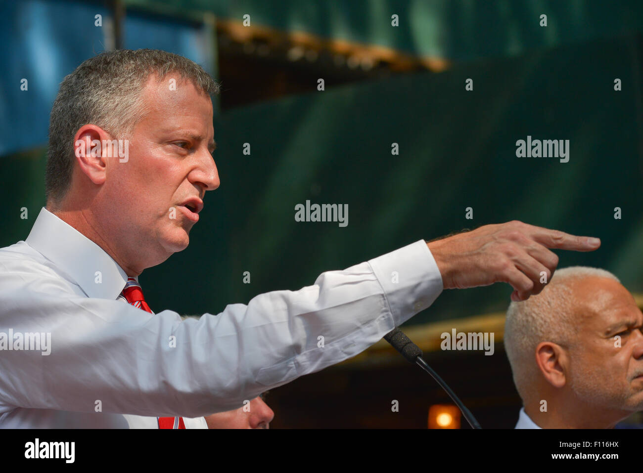 New York, Stati Uniti. 24 Ago, 2015. Sindaco di Bill de Blasio invita un reporter alla conferenza stampa presso Queensbridge Case. Sindaco di Bill de Blasio uniti con selezionare federali, statali e locali di annunciare la sostituzione dei tetti a NYCHA Queensbridge case, le nazioni più vasto complesso di abitazioni e di spiegare gli obiettivi della "NextGeneration NYCHA' alloggiamento pubblico revamping. Credito: Albin Lohr-Jones/Pacific Press/Alamy Live News Foto Stock