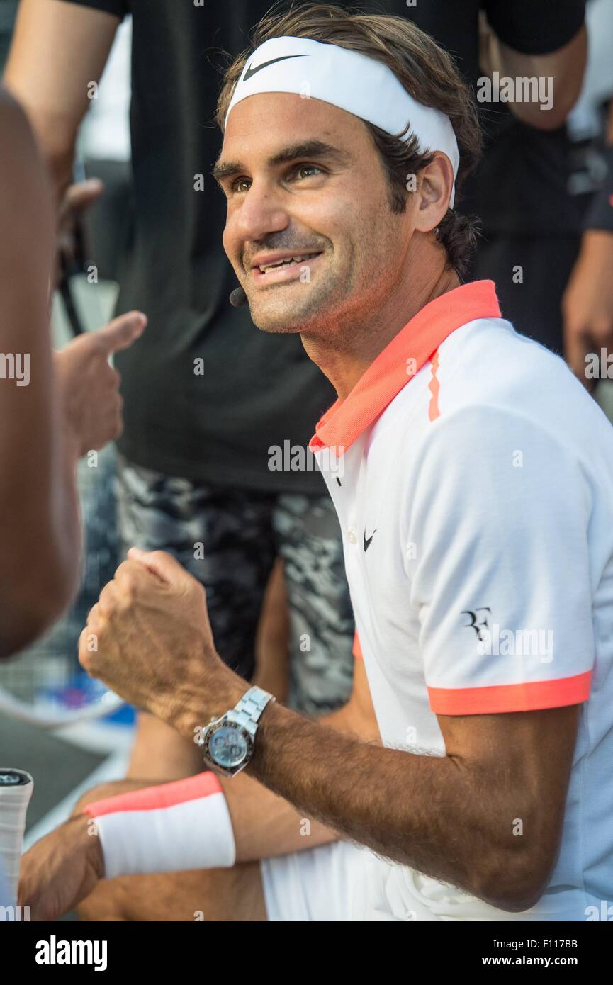 New York, NY, STATI UNITI D'AMERICA. 24 Ago, 2015. Roger Federer,  indossando il platino Rolex Daytona di presenze per il ventesimo  anniversario della leggendaria strada Nike tennis annuncio, West Village,  Manhattan, New