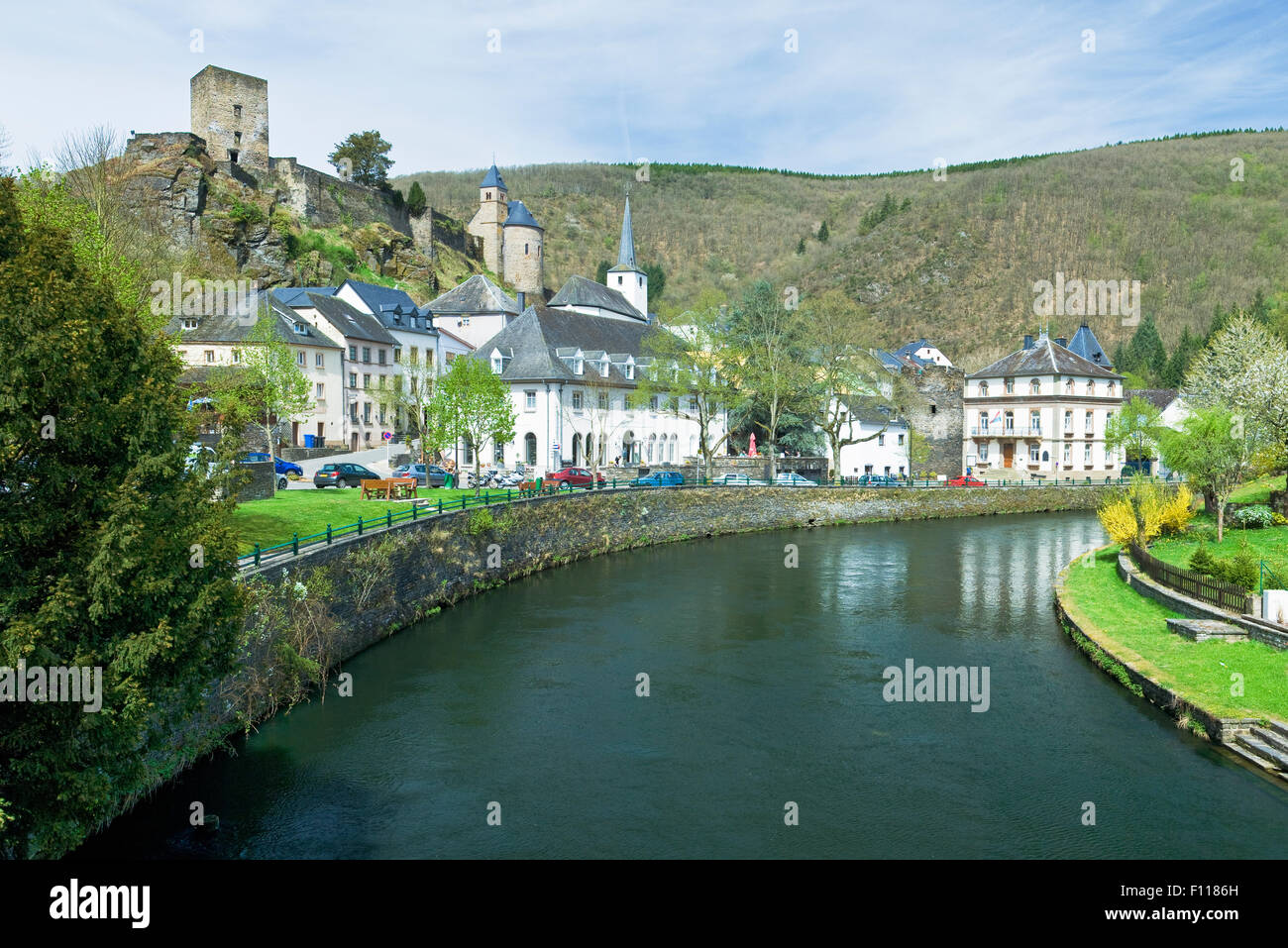 Il piccolo villaggio di Esch-sur-sicuro sulle rive del fiume sicuro nelle Ardenne in Lussemburgo Foto Stock