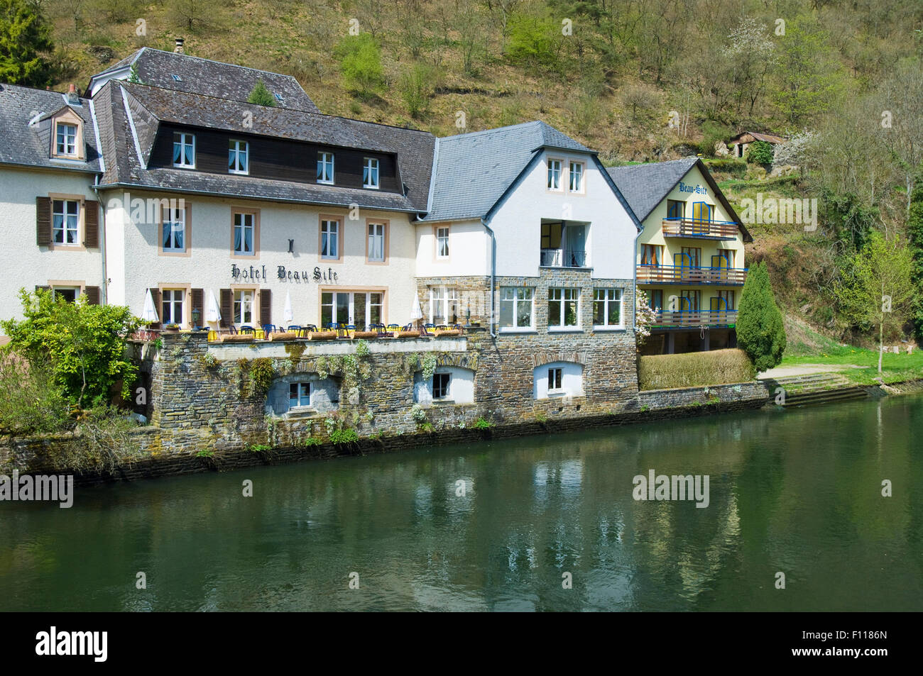Hotel Beau Site sulle rive del fiume che nel villaggio di Esch-sur-sicuro nelle Ardenne in Lussemburgo Foto Stock