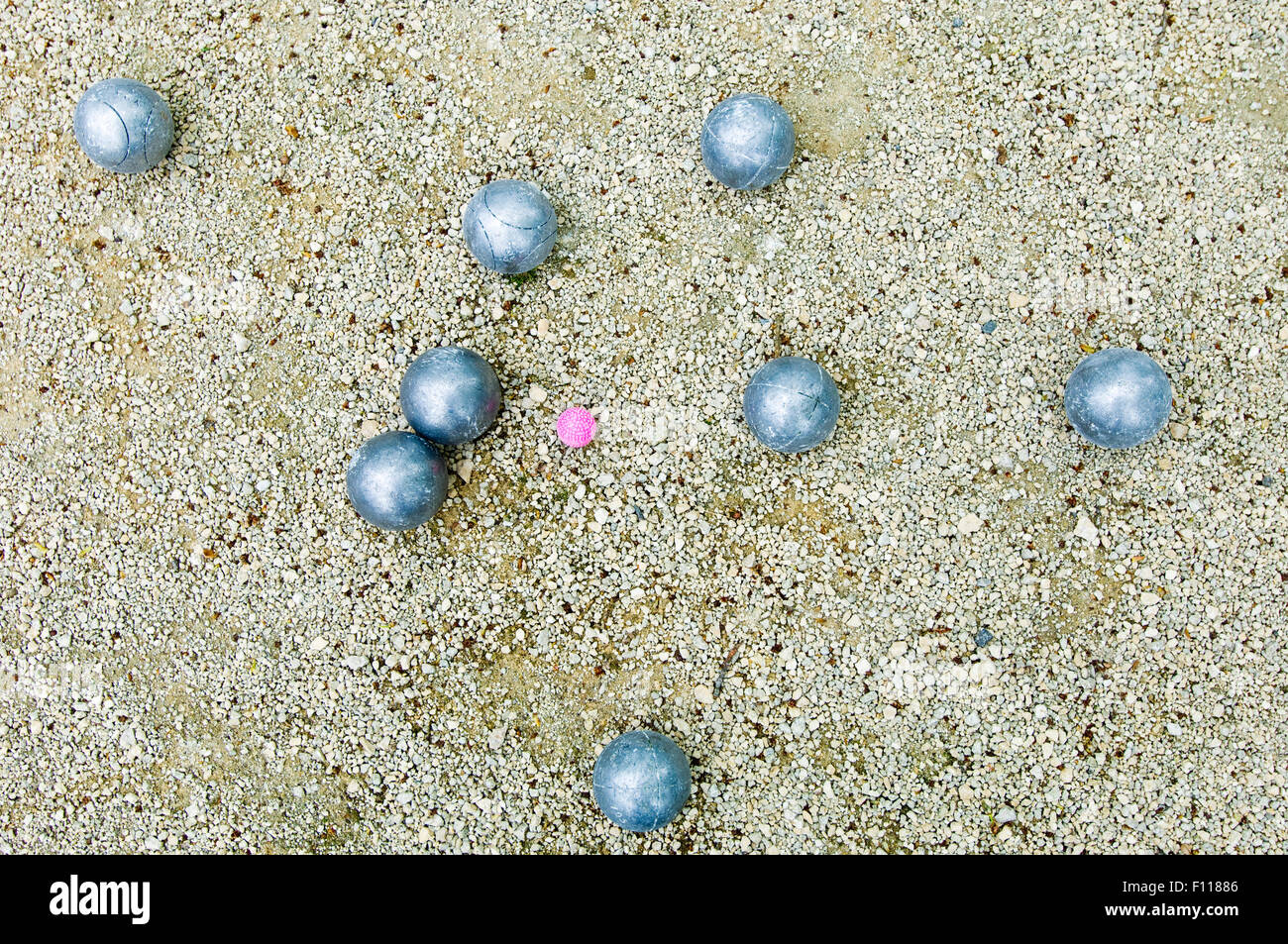 Il francese tradizionale gioco delle bocce boule e cochonnet sulla ghiaia superficie di gioco Foto Stock