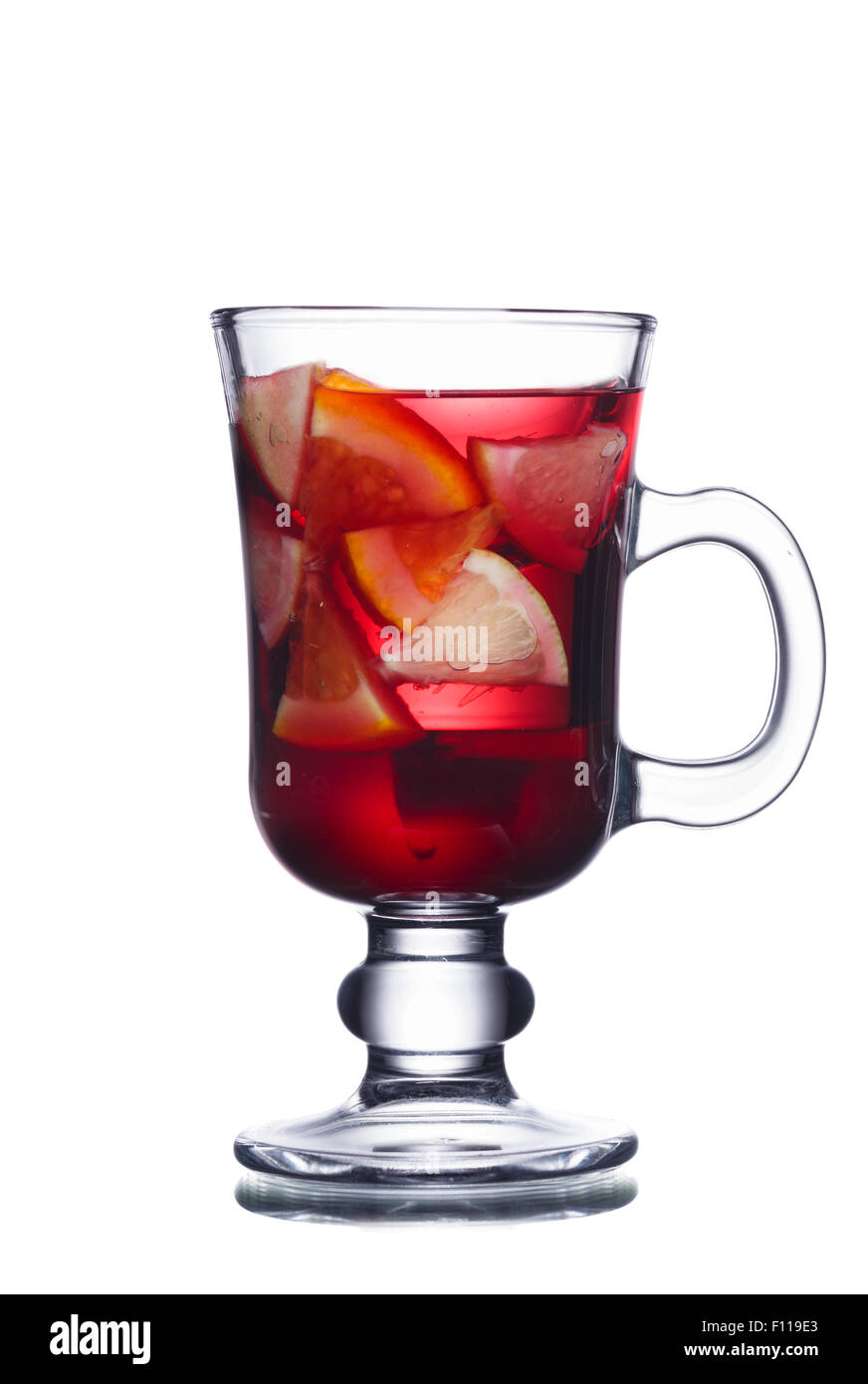 Tradizionale natale vin brulé in una tazza di vetro.Natale bevanda calda Foto Stock