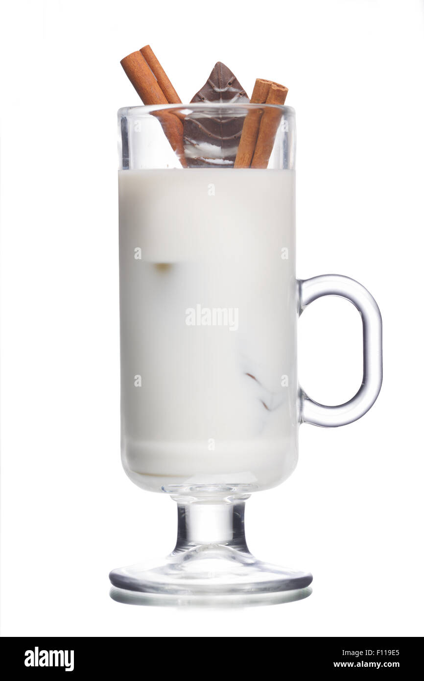 In stile tradizionale francese egg-nog cocktail guarnito con bastoncini di cannella e foglie di cioccolato.Natale bevanda calda Foto Stock