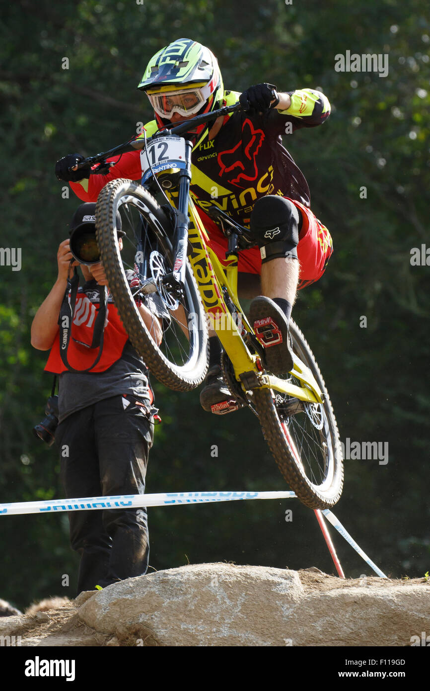 La Val di Sole, Italia - 22 August 2015: Devinci Global Racing Team rider Lucas Dean, in azione durante la mens elite in discesa finale della Coppa del Mondo a Uci Mountain Bike in Val di Sole, Trento, Italia Foto Stock