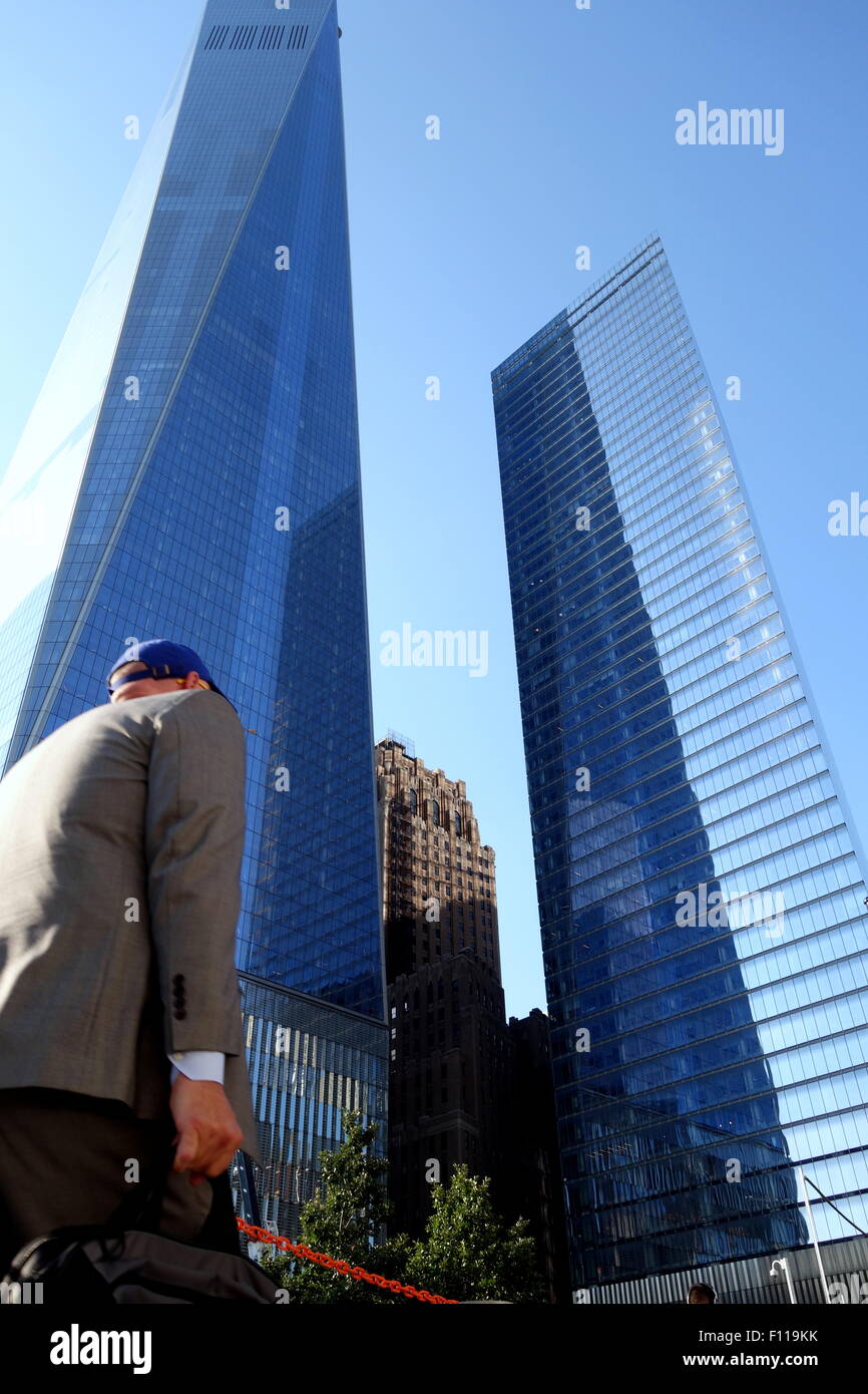 Un percorso di " commuters " passando attraverso il World Trade Center Freedom Tower a New York. Foto Stock Un percorso di " commuters " passando attraverso il World Trade Center Freedom Tower a New York. Foto Stock