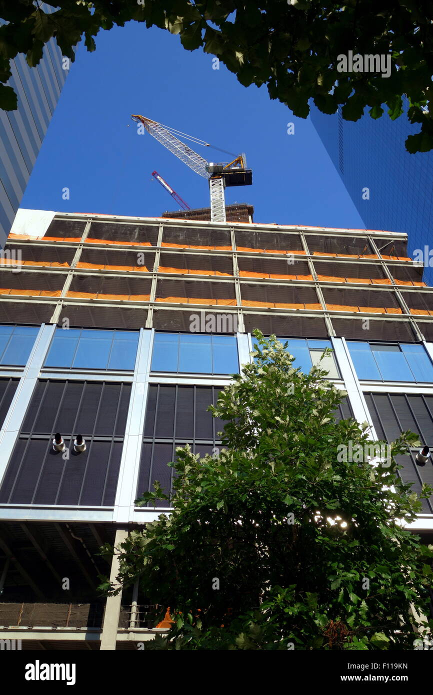 Costruzione gru sul tetto vicino al World Trade Center di New York New York. Foto Stock