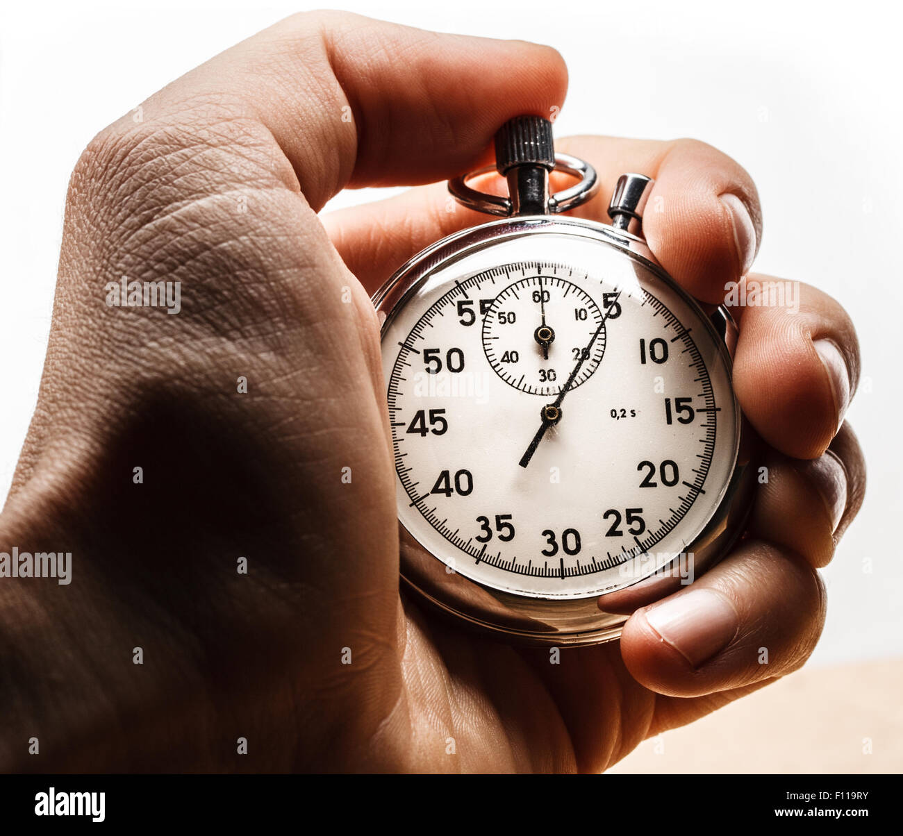 Maschio di mano azienda cronometro su sfondo bianco Foto Stock