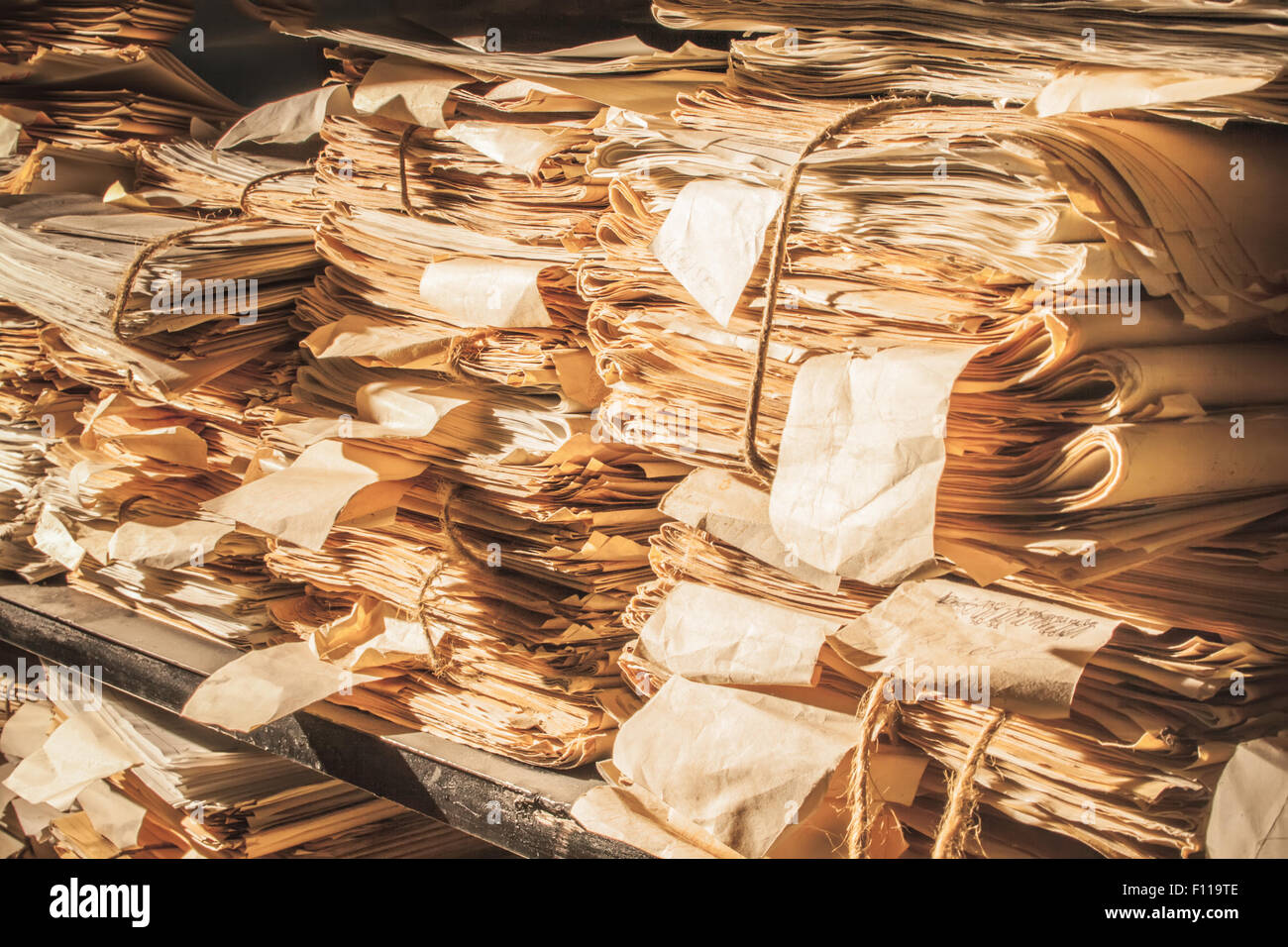 Documenti di carta impilati in archivio in primo piano Foto Stock