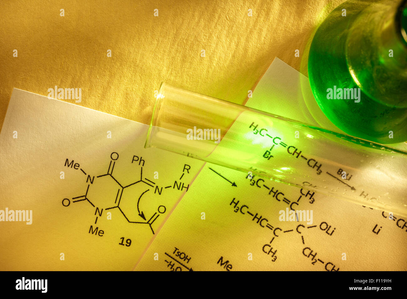 Chimica verde con formula di reazione in primo piano Foto Stock