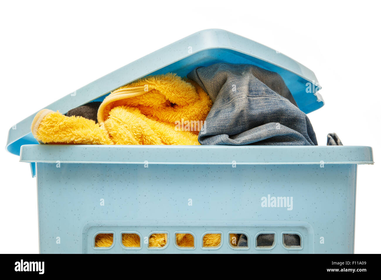 Plastica blu cesto pieno di vestiti per il lavaggio Foto Stock