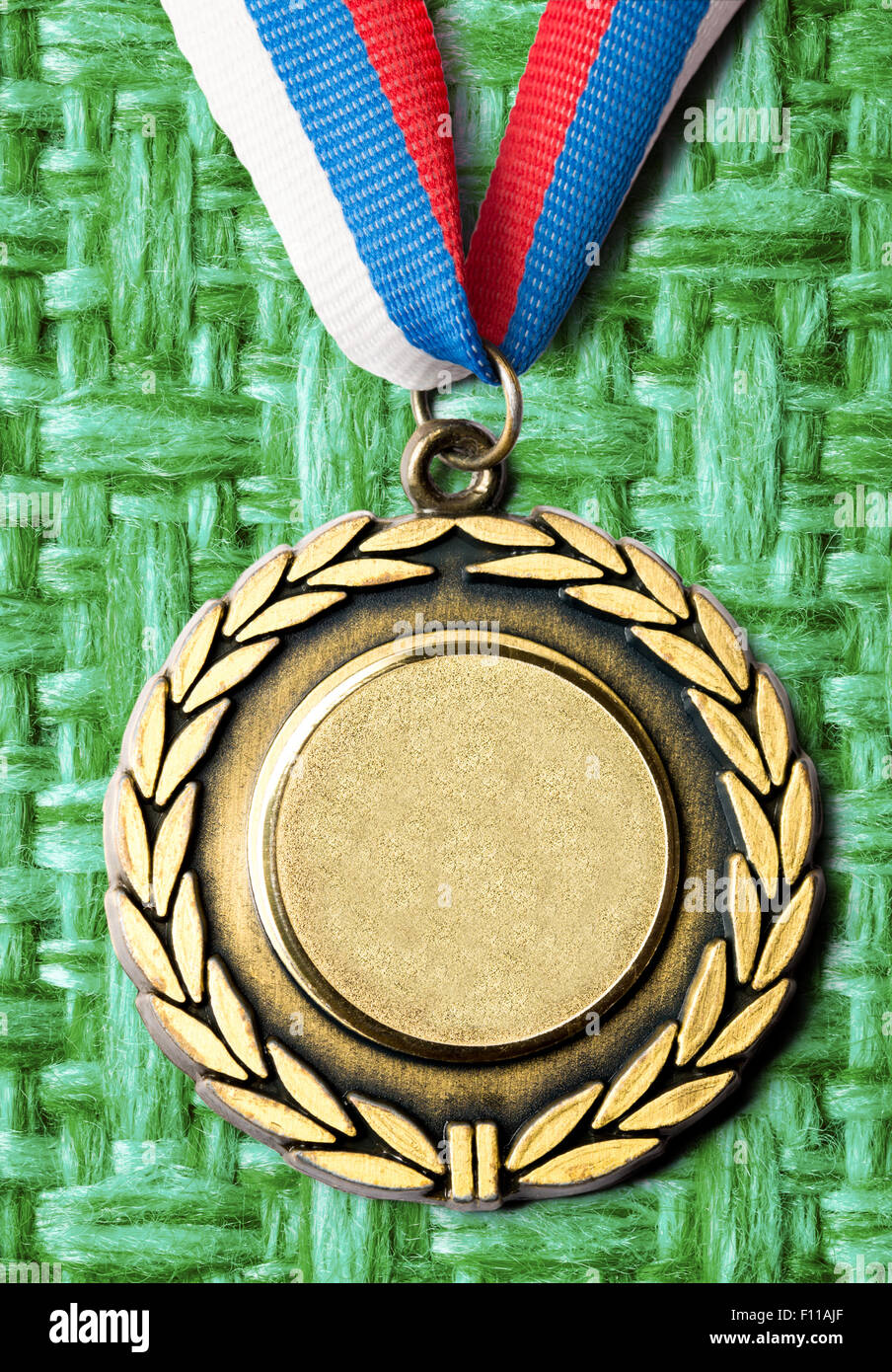 Medaglia di metallo con nastro tricolore in primo piano Foto Stock