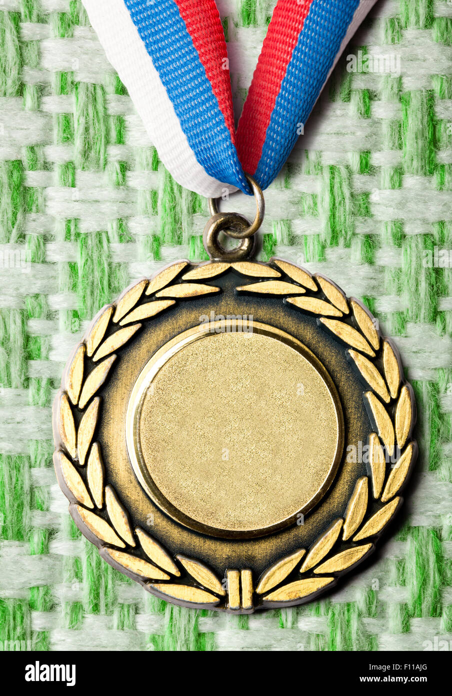 Medaglia di metallo con nastro tricolore in primo piano Foto Stock