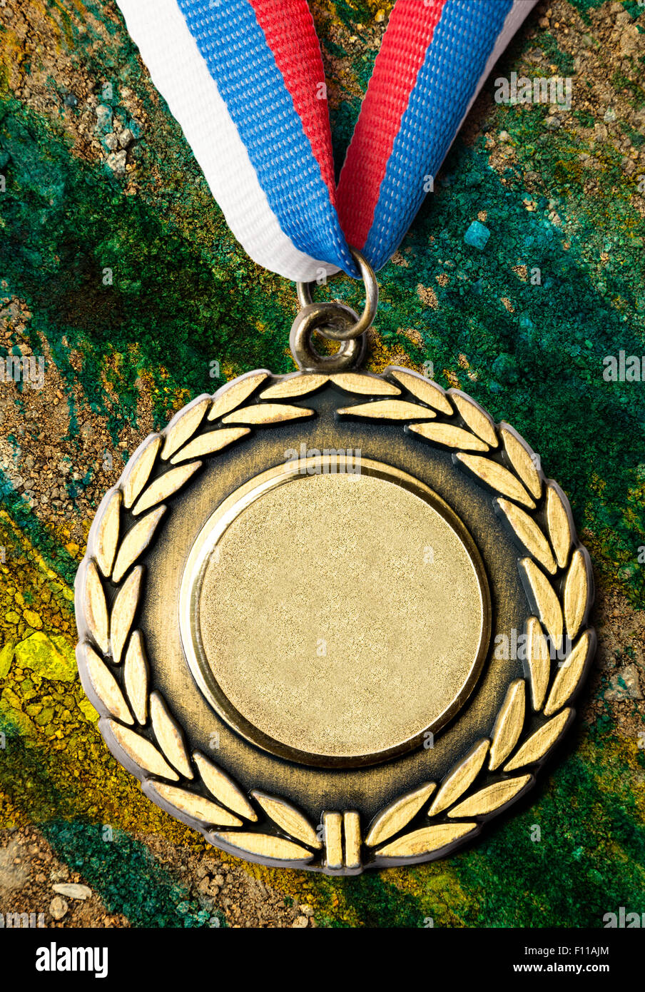 Medaglia di metallo con nastro tricolore in primo piano Foto Stock