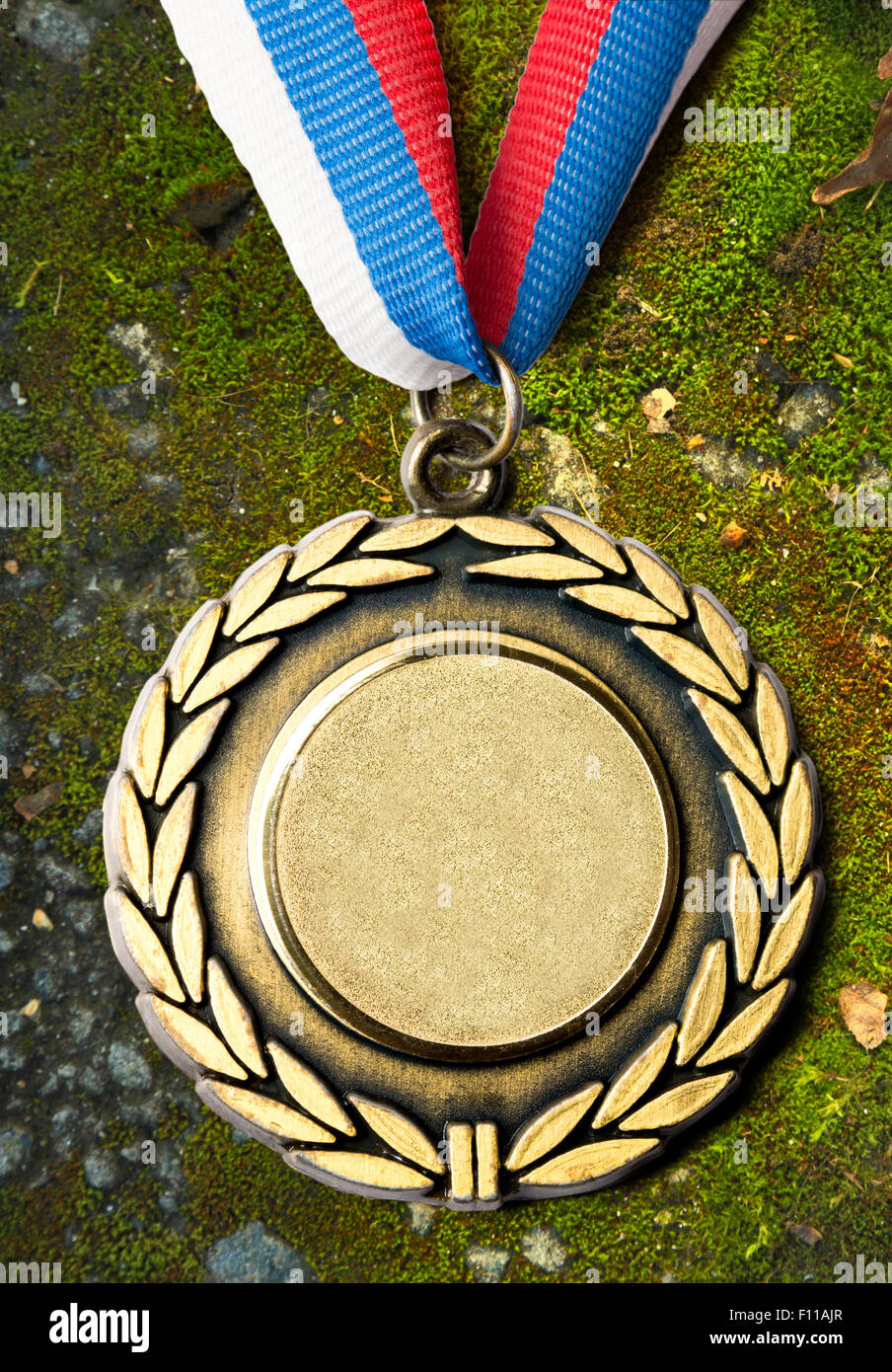Medaglia di metallo con nastro tricolore in primo piano Foto Stock