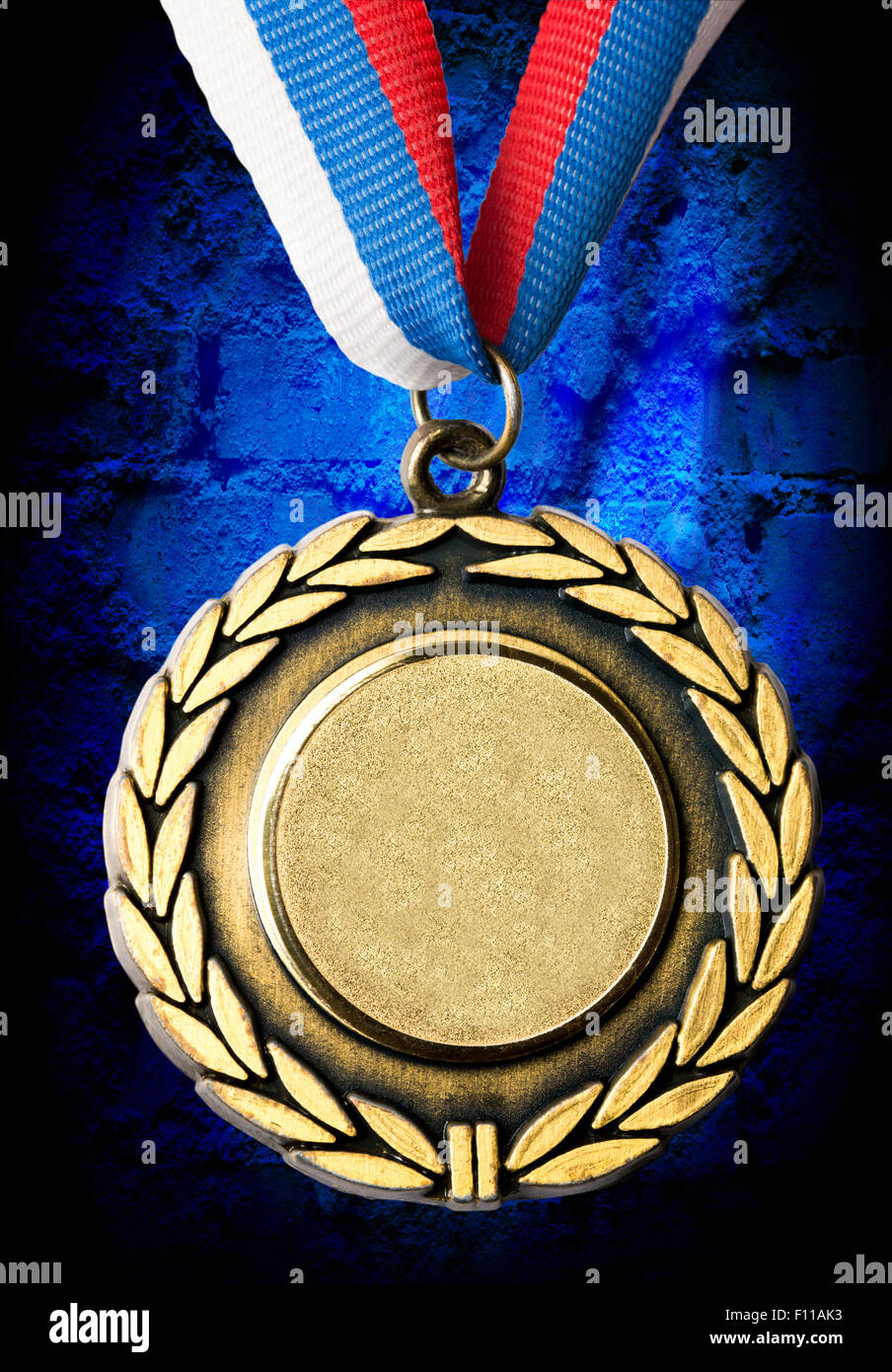 Medaglia di metallo con nastro tricolore in primo piano Foto Stock