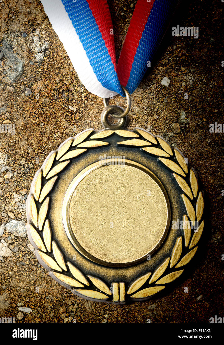 Medaglia di metallo con nastro tricolore in primo piano Foto Stock