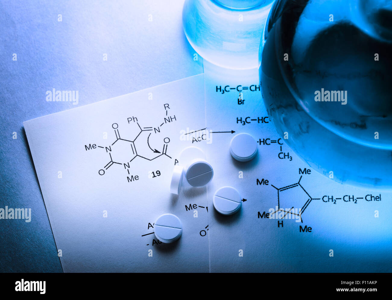 Reazione chimica formula con le pillole di bianco in primo piano Foto Stock