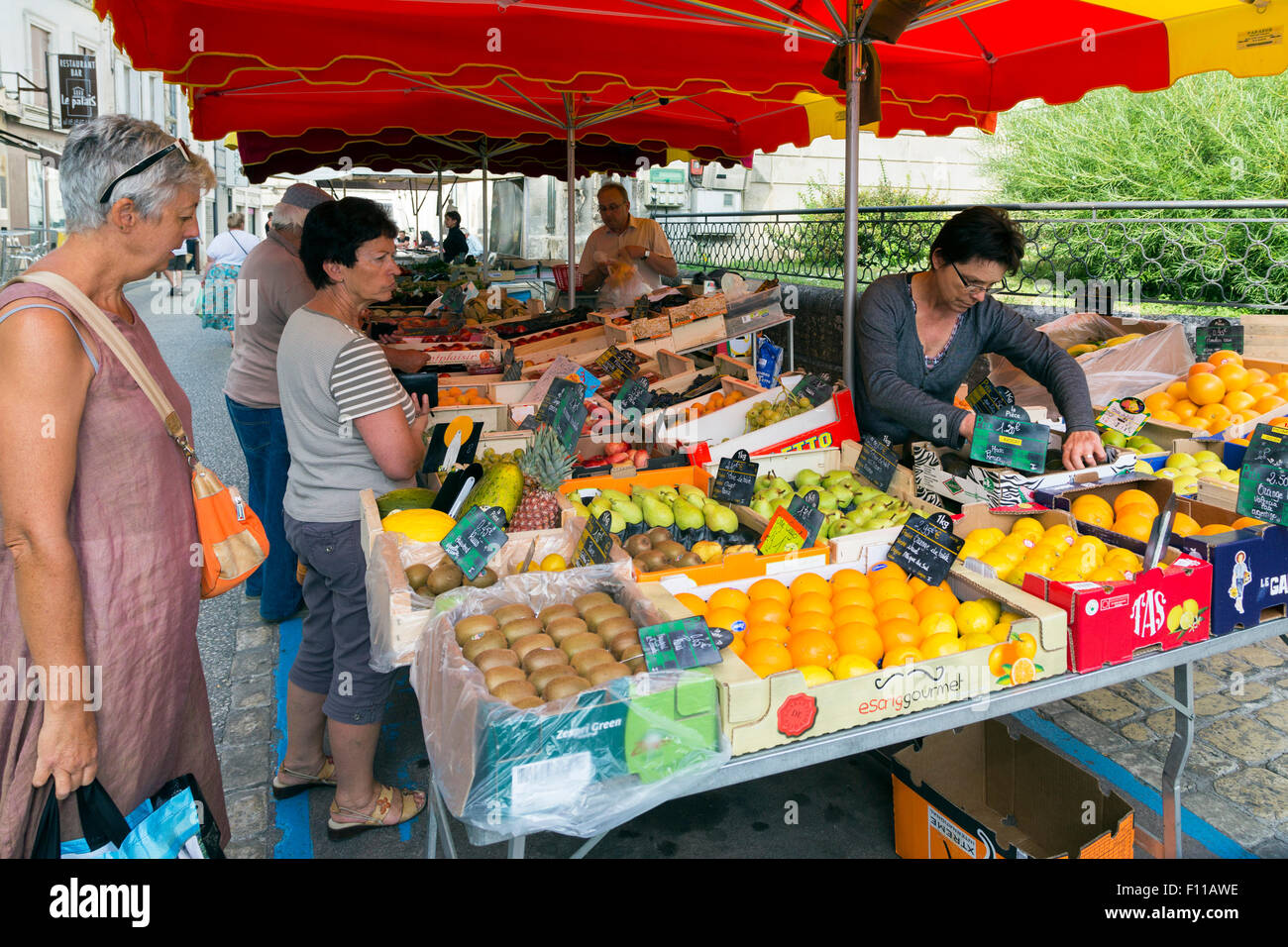 I clienti a street market, Chateauneuf sur Charente, a sud ovest della Francia Foto Stock