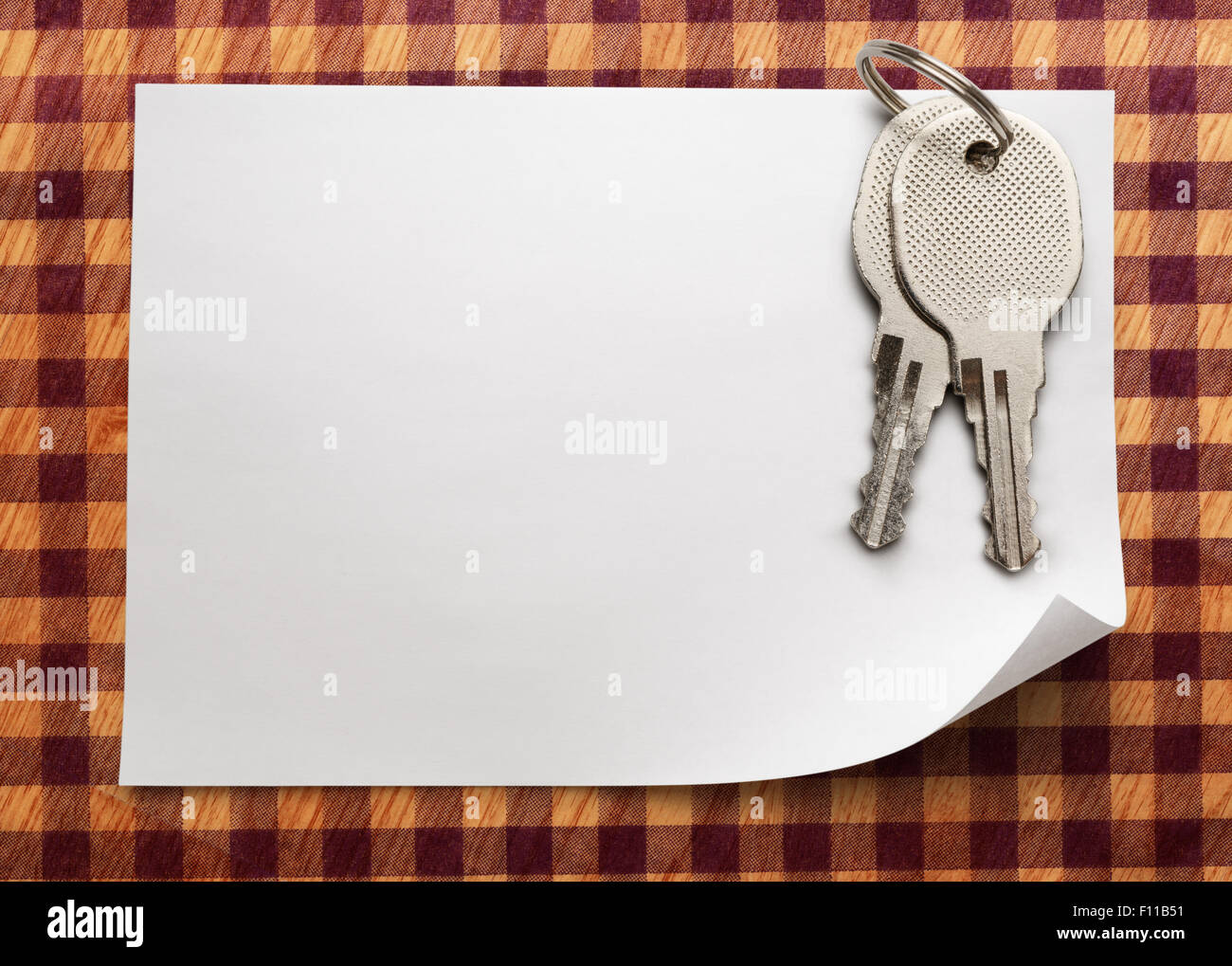 Foglio di carta bianco con chiavi di ferro Foto Stock