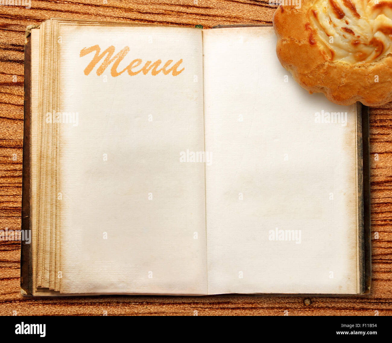 Blank vintage menu prenota con formaggio fresco torta Foto Stock