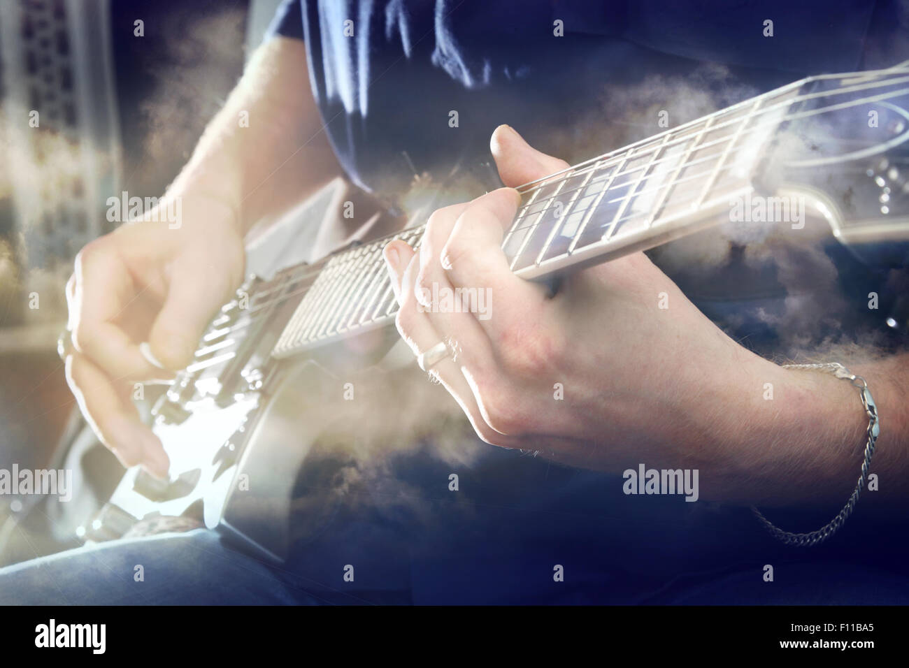 Chitarra elettrica in mani maschili in primo piano Foto Stock
