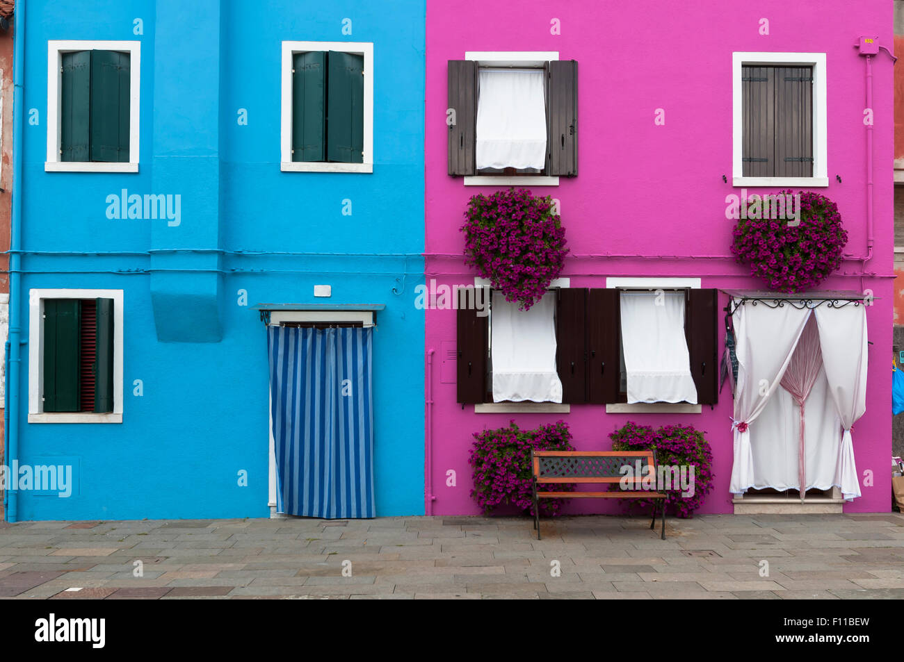 Case colorate da Burano, una piccola isola della laguna veneta. L'Italia. Preso il 21 agosto 2015 Foto Stock