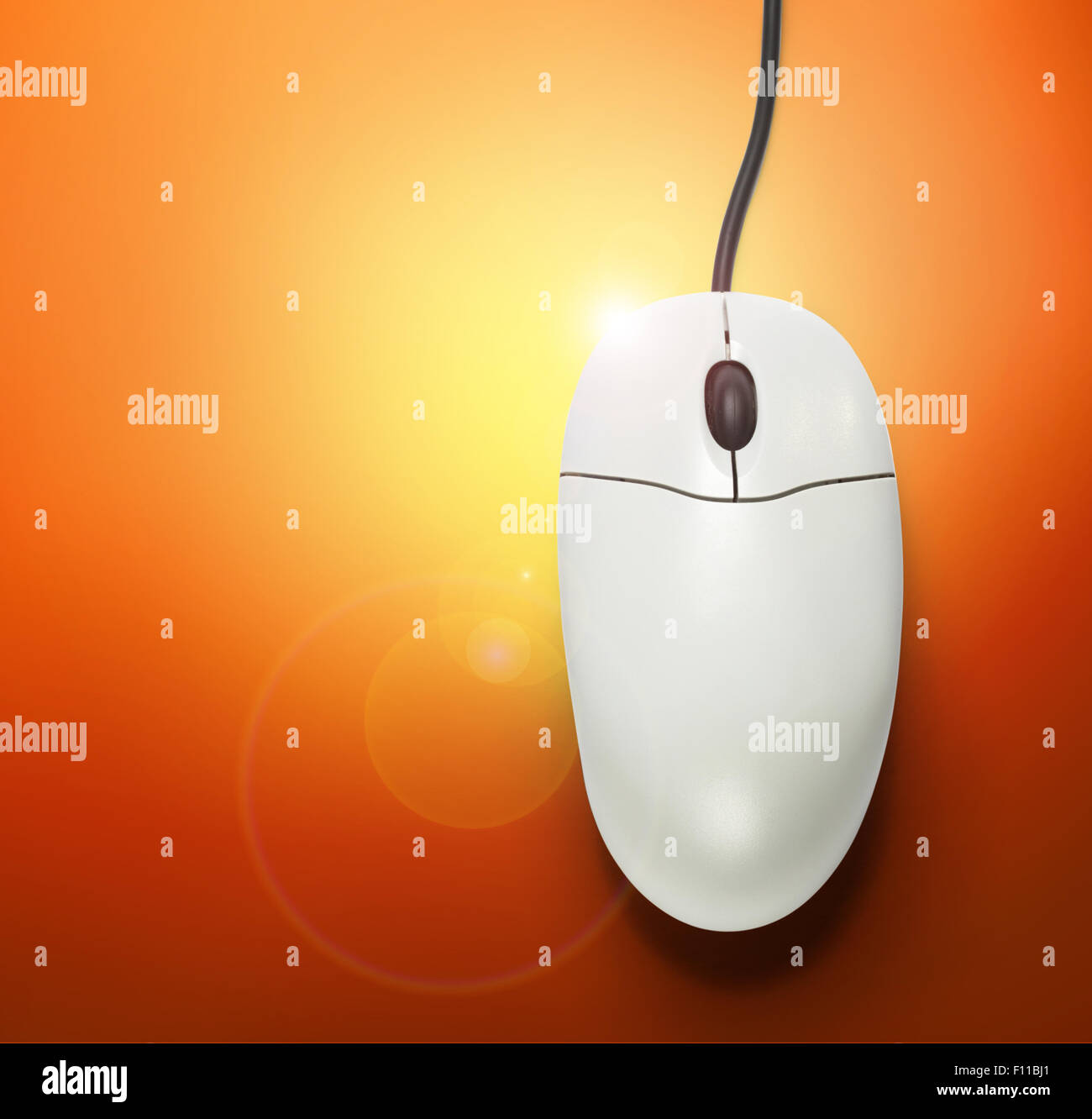 Il mouse del computer su sfondo arancione in primo piano Foto Stock