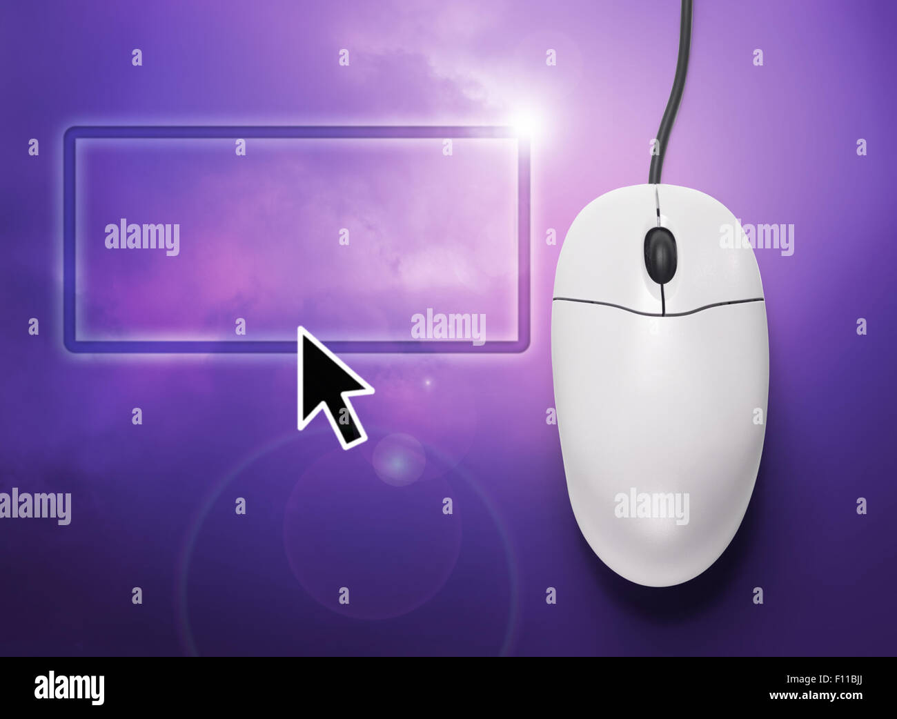 Il mouse del computer su sfondo lilla in primo piano Foto Stock