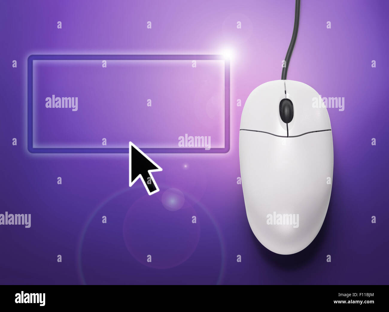 Il mouse del computer su sfondo lilla in primo piano Foto Stock