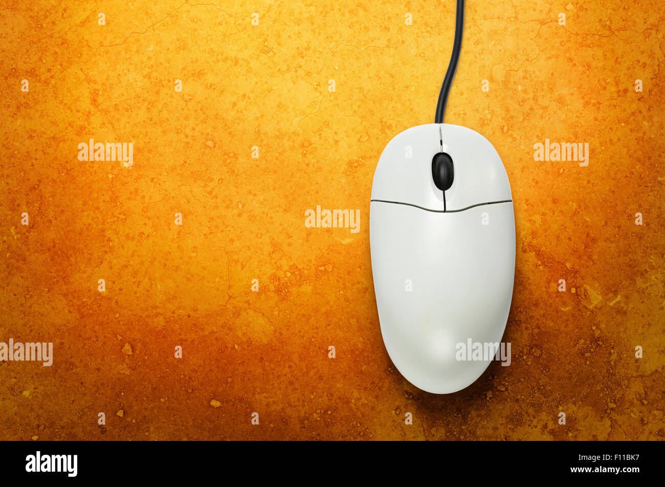 Il mouse del computer su sfondo giallo in primo piano Foto Stock