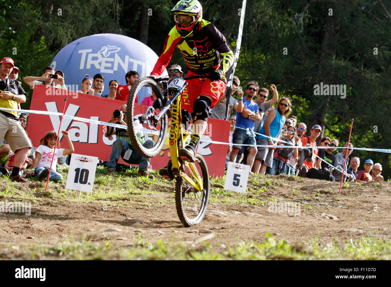 La Val di Sole, Italia - 22 August 2015: Devinci Global Racing Team rider Wallace Marco in azione durante la mens elite in discesa finale della Coppa del Mondo a Uci Mountain Bike in Val di Sole, Trento, Italia Foto Stock