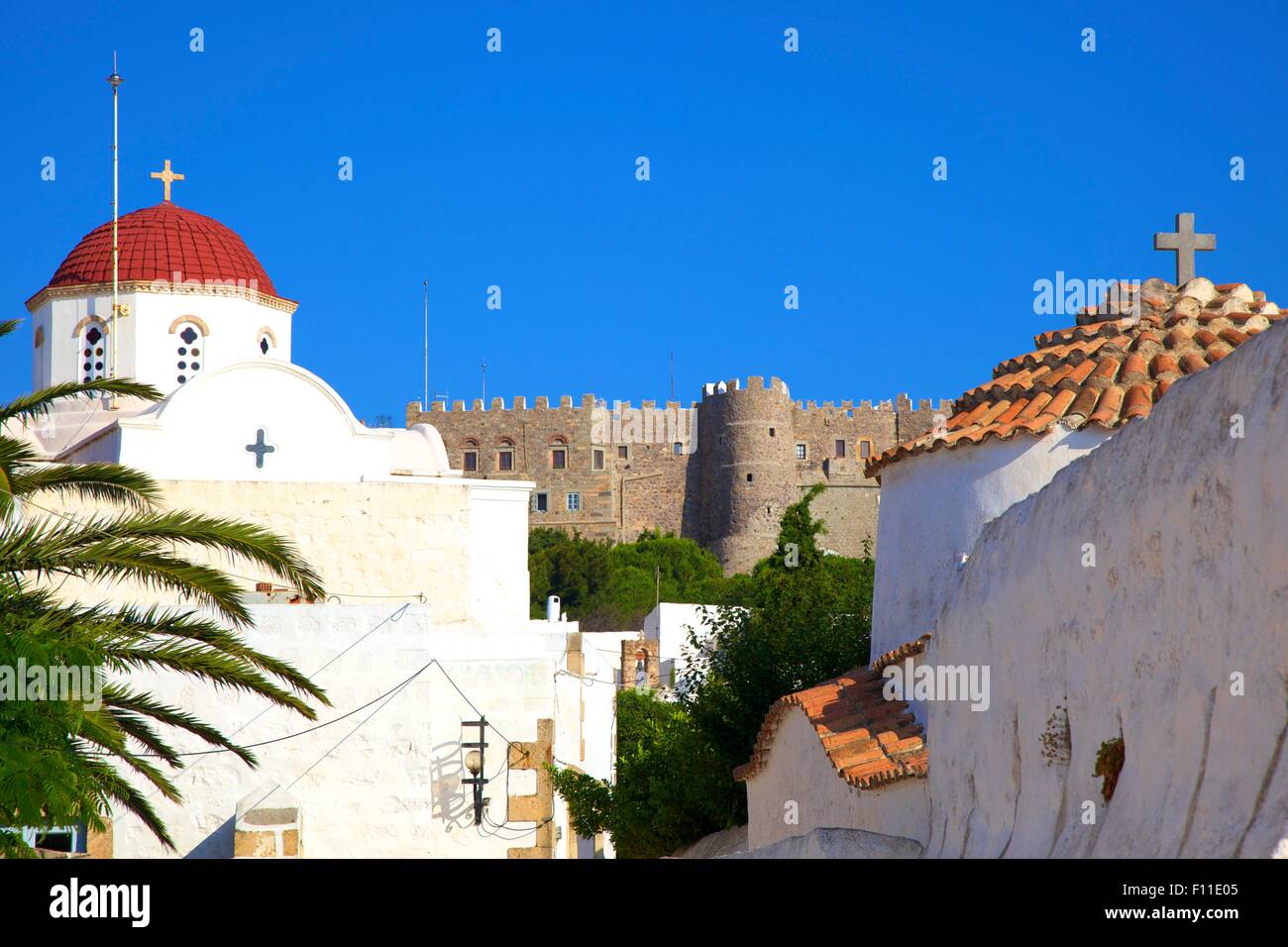 Chiese con il monastero di San Giovanni in background, Patmos, Dodecaneso, isole greche, Grecia, Europa Foto Stock