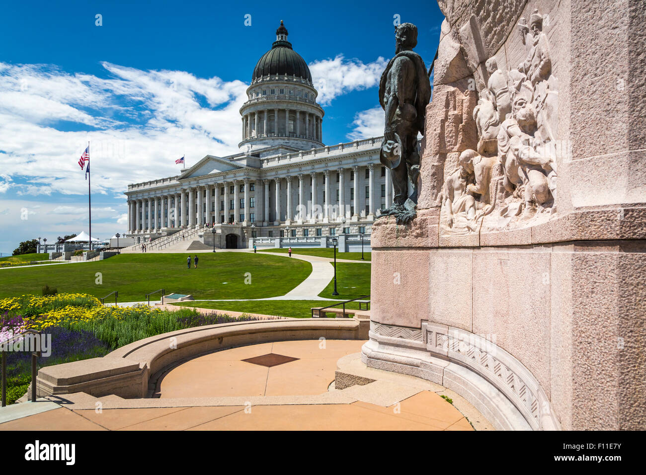 La Utah Sate Capitol Building e il Battaglione Mormone monumento in Salt Lake City, Utah. Foto Stock