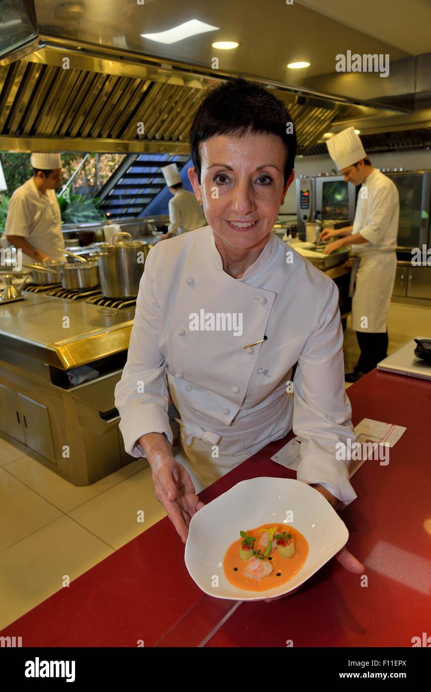 Star Chef Carme Ruscalleda, tre stelle Michelin, nella cucina del suo ristorante Sant Pau, Sant Pol de Mar, Catalogna, Spagna Foto Stock