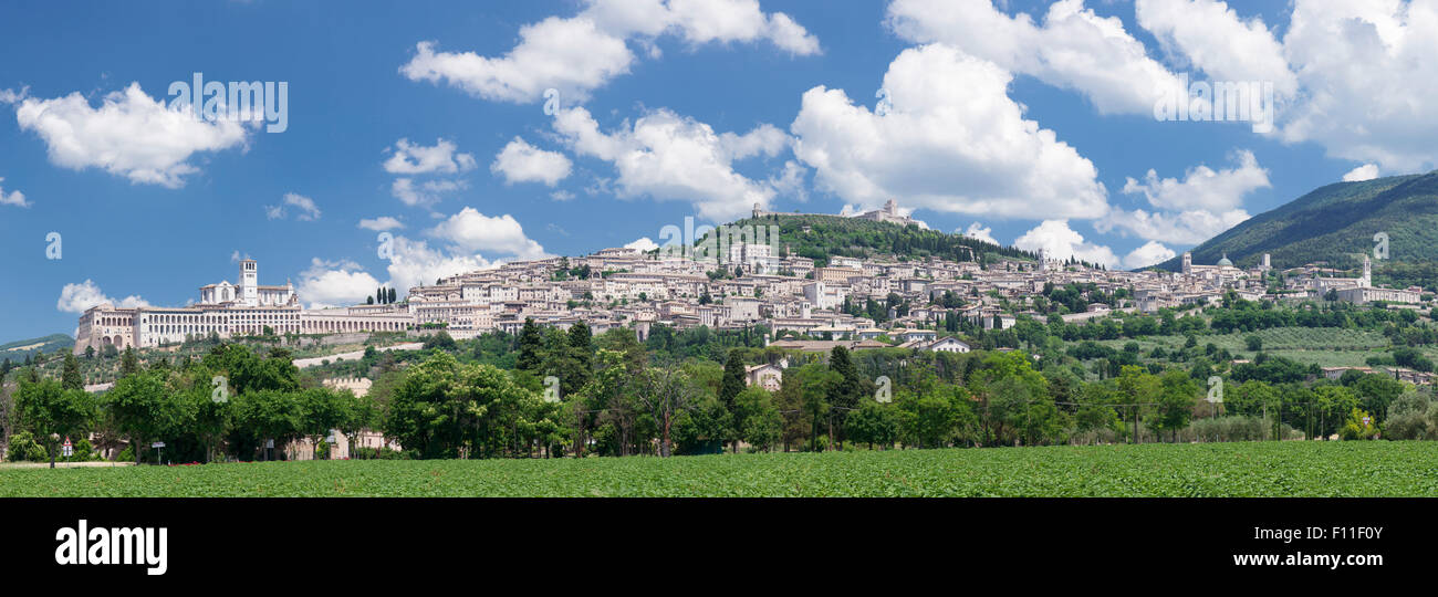 Assisi con la Basilica di San Francesco e la Rocca Maggiore, Sito Patrimonio Mondiale dell'UNESCO, la provincia di Perugia, Umbria, Italia Foto Stock