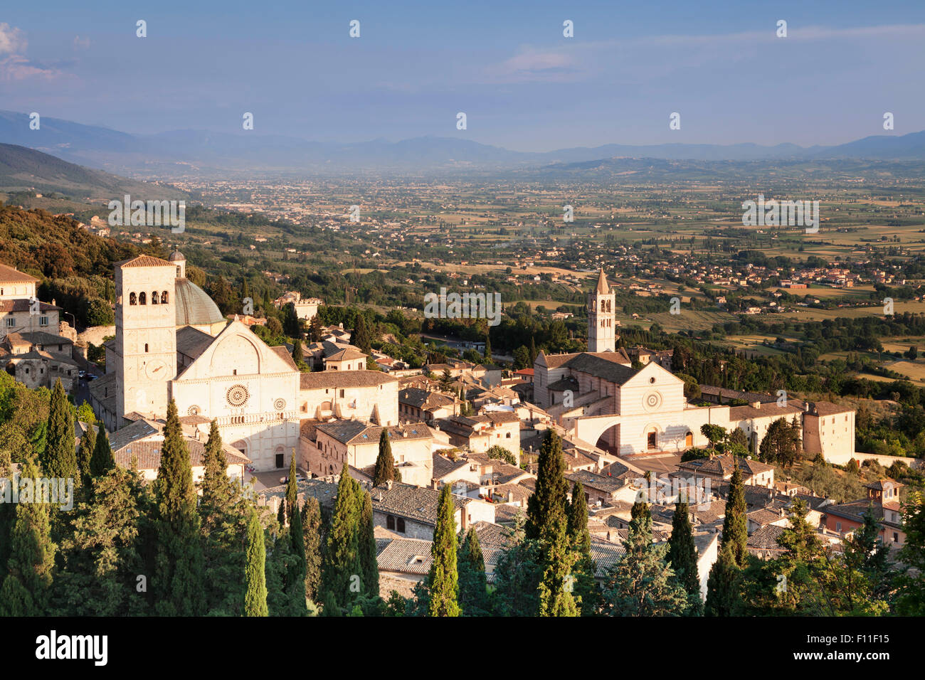 Vista di Assisi con la Cattedrale di San Rufino e la chiesa di Santa Chiara di Assisi, Provincia di Perugia, Umbria, Italia Foto Stock
