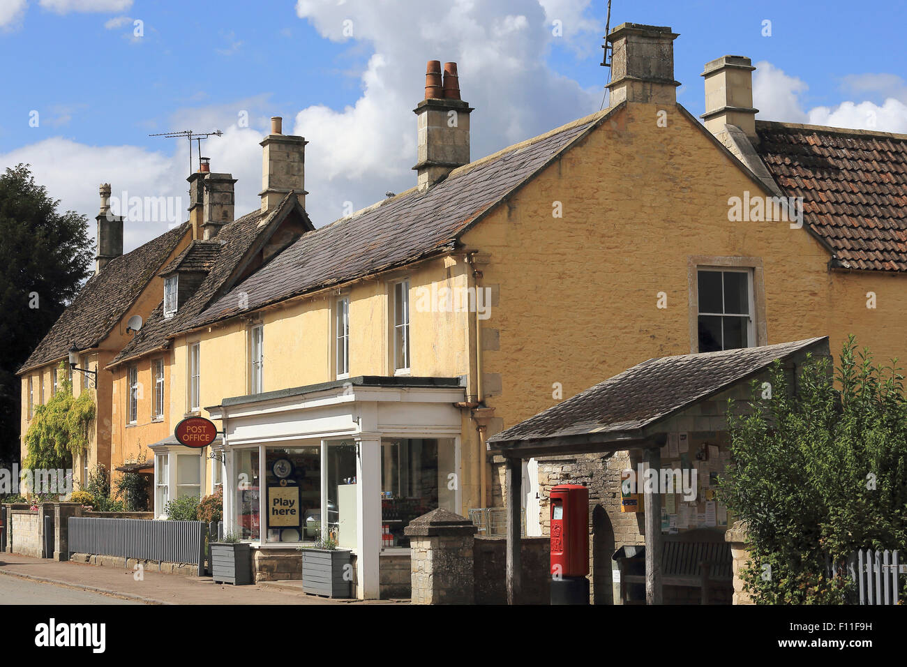 Badminton Village High Street, Gloucestershire, Inghilterra Foto Stock