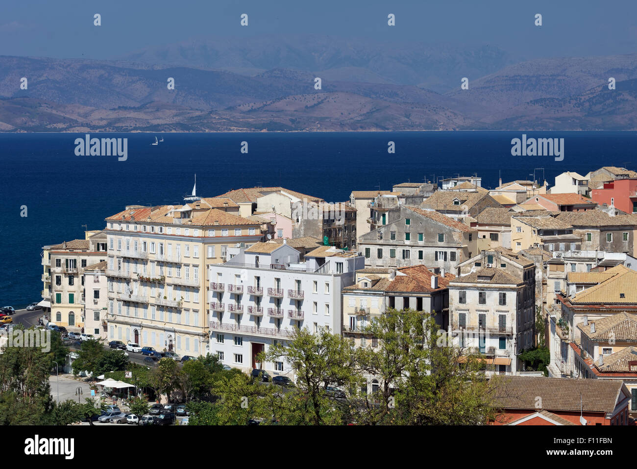 Visualizzare di nuovo le case e la costa albanese dalla nuova fortezza, centro storico, Corfù, Corfu, Patrimonio Mondiale dell Unesco Foto Stock