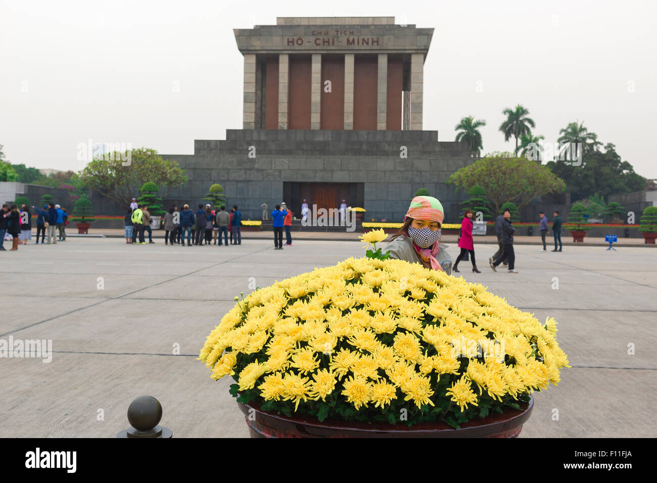 Mausoleo di Ho Chi Minh, un giovane lavoratore vietnamita piante l'ultimo fiore in un grande display floreali presso il sito del mausoleo di Ho Chi Minh ad Hanoi. Foto Stock