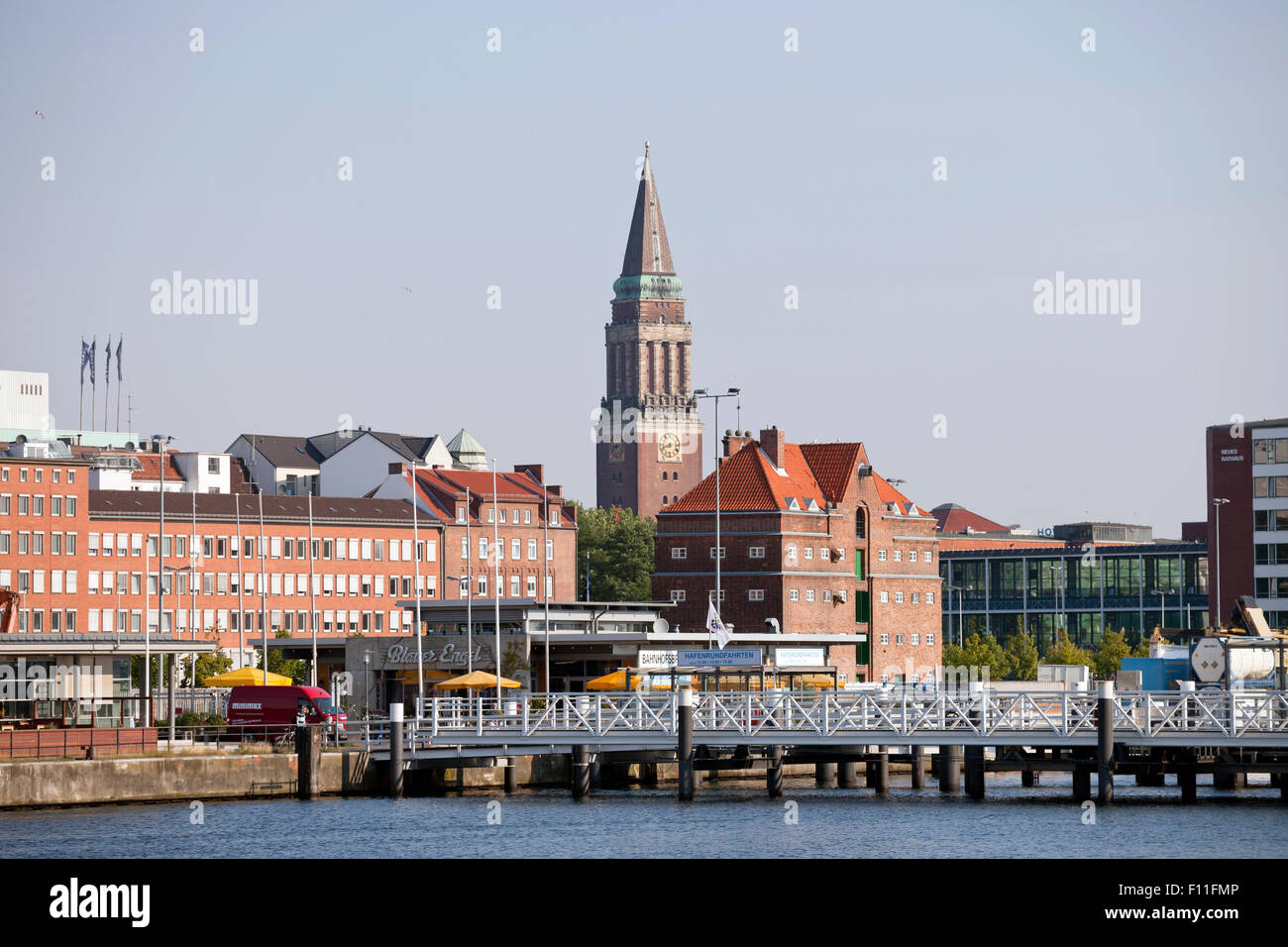 Paesaggio con il fiordo di Kiel, Hörnbrücke e Town Hall Tower, Kiel, Schleswig-Holstein, Germania Foto Stock